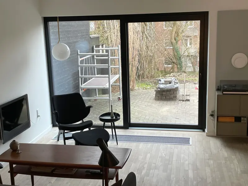 I stuen med en skydedør i farven sort