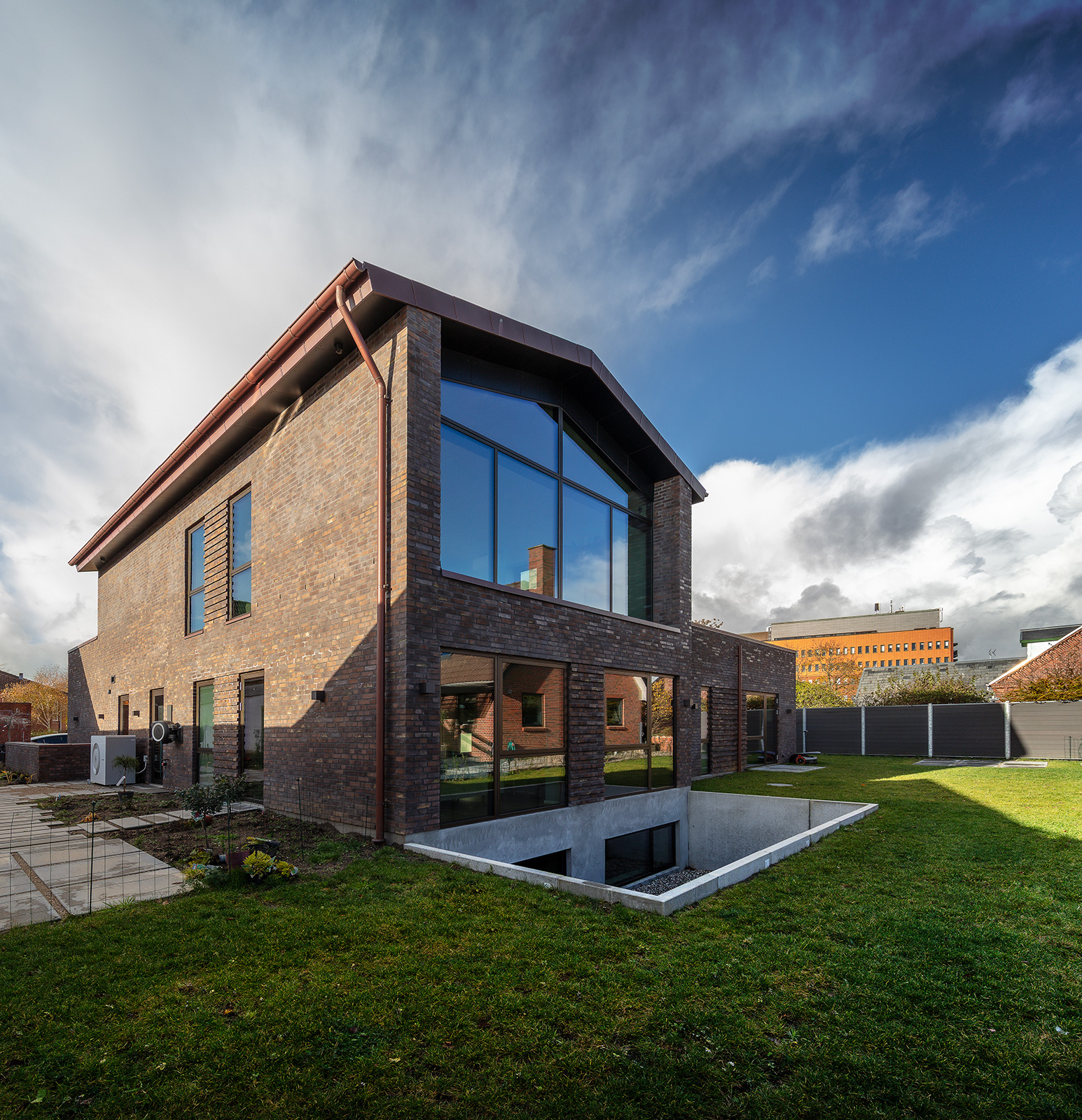 Flot nybygget mustensvilla i flere plan. Set udfra med den flotte glasgavl med udsigt.