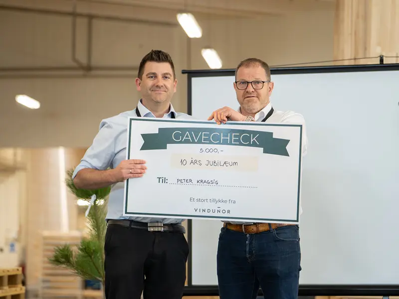Åben Fabrik 2025 - Henrik overrækker et stort gavekort til Peter Kragsig, som har 10 års jubilæum.