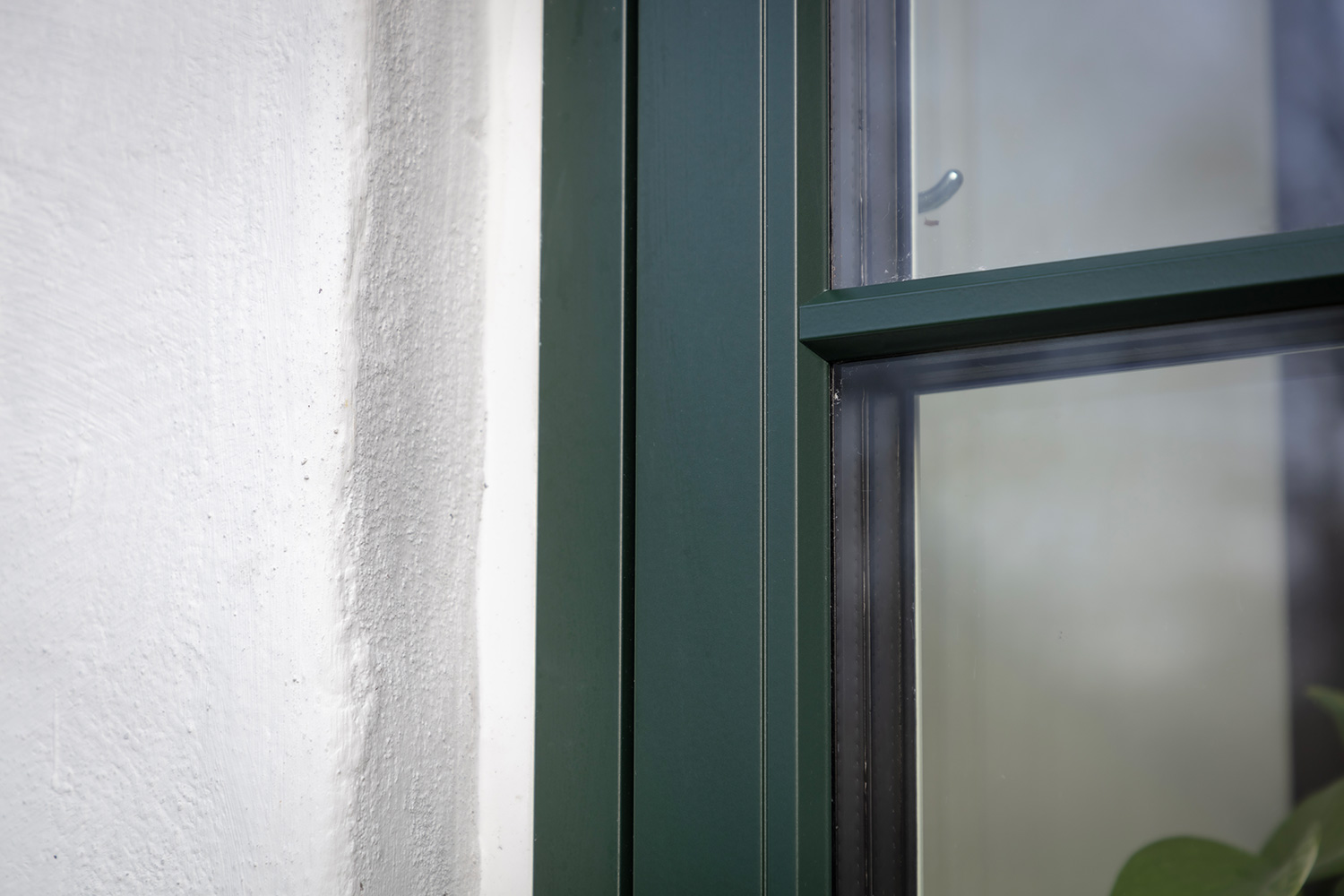 Nærbillede af alu i farven gran grøn 