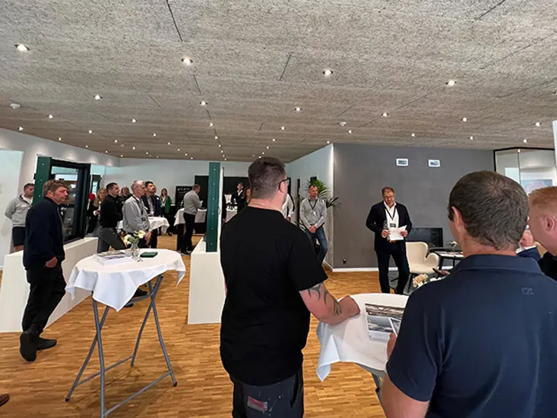 Et stemningsbillede, da Henrik holder tale til receptionen i Rødovre. Der ses ca. 15 tilskuer.