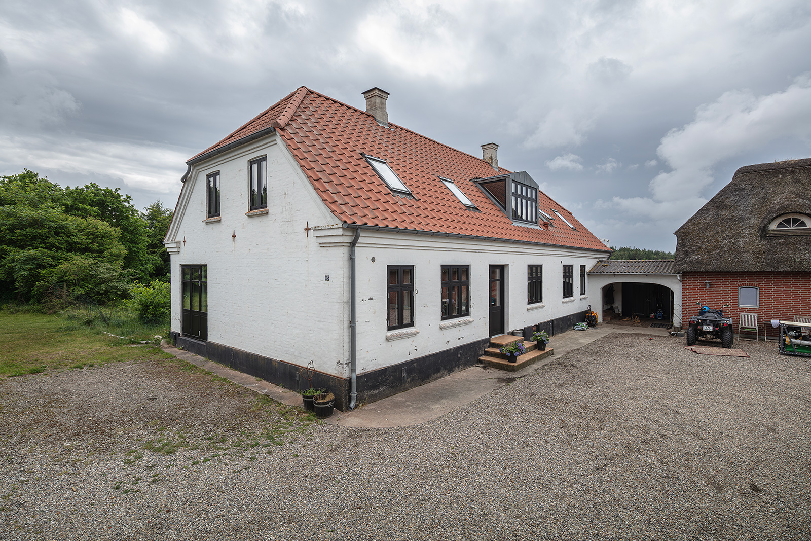 Renoveret landejendom med Nor48 træ/alu vinduer og døre i sort alu udvendigt.