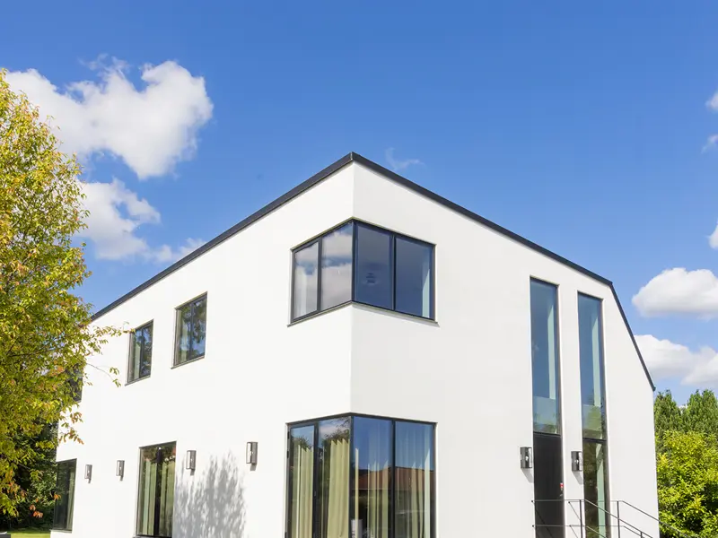 Oversigtbillede over facade af villa. Der er to hjørne vinduer